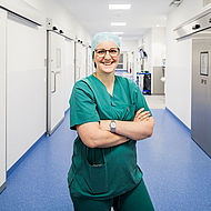 Daniela Bielenberg im Flur der Schön Klinik