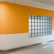 Orange-weißes Trennelement mit Glasbausteinen in einem Flur des Bundeswehrkrankenhauses.